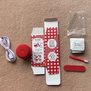 Le mini macaron in red